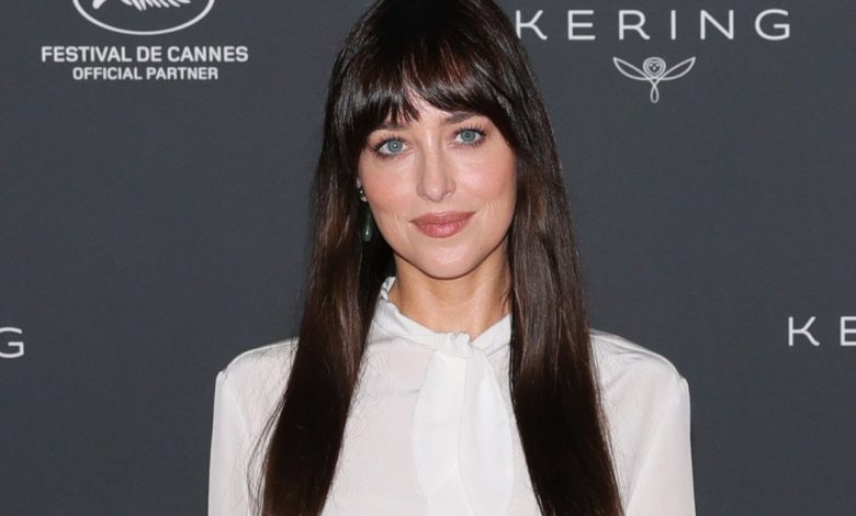 Love Dakota Johnson's Chic Summer Maxi Rok? Mencuri tampilan dengan temuan Amazon seharga $ 35 ini