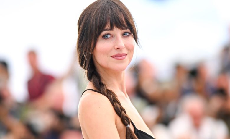 Kacamata hitam Dakota Johnson's GO-TO LE sangat retro-dijual seharga $ 40 Kacamata hitam Dakota Johnson's GO-TO LE sangat retro-dijual seharga $ 40