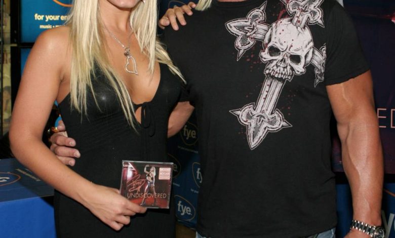 Alasan sebenarnya Brooke Hogan menulis sendiri dari kehendak ayah Hulk Hogan Alasan sebenarnya Brooke Hogan menulis sendiri dari kehendak ayah Hulk Hogan