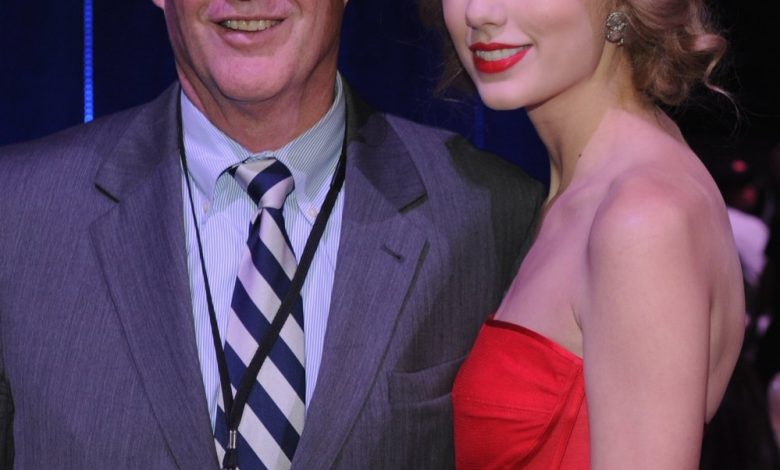 Hubungan dekat Taylor Swift dengan ayahnya Scott Swift selama bertahun -tahun Hubungan dekat Taylor Swift dengan ayahnya Scott Swift selama bertahun -tahun