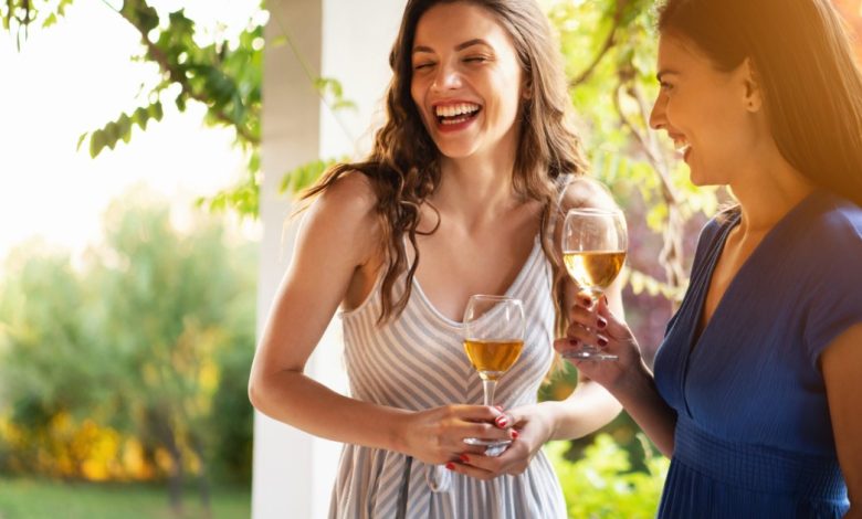 Segarkan lemari musim panas Anda dengan 20 pakaian brunch ini untuk wanita di atas 35