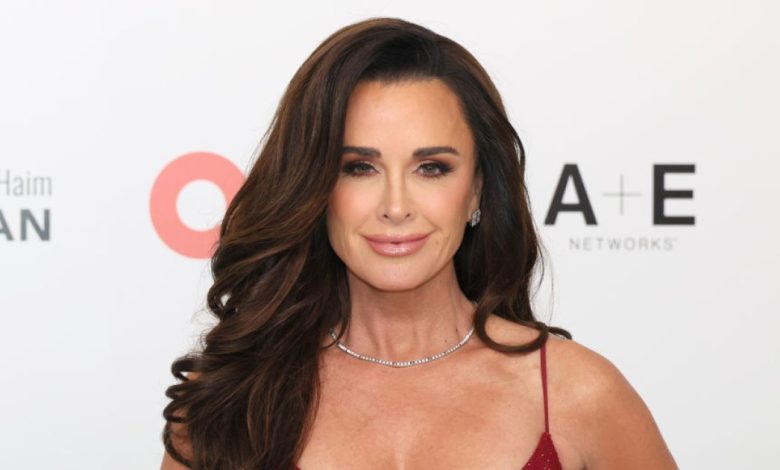 Kyle Richards membuat rumahnya 'berbau cantik' dengan lilin ini sekarang- $ 18 Kyle Richards membuat rumahnya 'berbau cantik' dengan lilin ini sekarang- $ 18