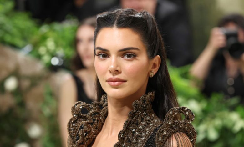 Tote tebal Kendall Jenner berpasangan dengan baik dengan gaun putih – dapatkan penampilannya Tote tebal Kendall Jenner berpasangan dengan baik dengan gaun putih – dapatkan penampilannya