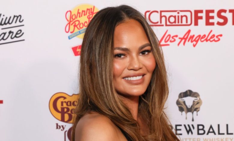 Tampilan kardigan musim panas Chrissy Teigen senilai $ 1.450 adalah $ 30 di Amazon Tampilan kardigan musim panas Chrissy Teigen senilai $ 1.450 adalah $ 30 di Amazon