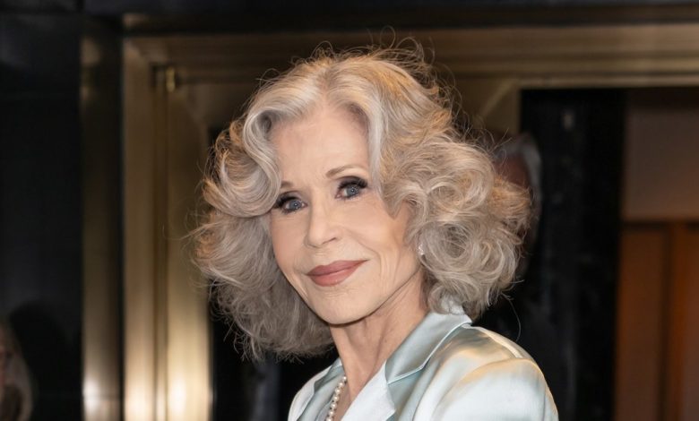 Jane Fonda memakai baju tidur flanel di tempat tidur karena dia 'lajang'