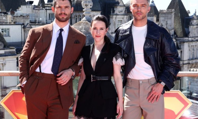 Penggemar Nicholas Hoult menjadi liar saat dia debut rambut pirang baru: foto Penggemar Nicholas Hoult menjadi liar saat dia debut rambut pirang baru: foto