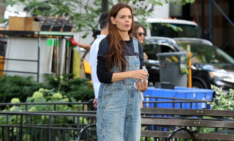 Katie Holmes baru saja membuat overall denim keren lagi – salin tampilan untuk $ 45