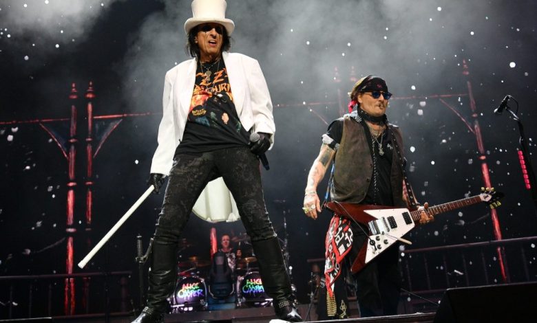 Johnny Depp memberikan penghormatan kepada Ozzy Osbourne sebagai kejutan konser Johnny Depp memberikan penghormatan kepada Ozzy Osbourne sebagai kejutan konser