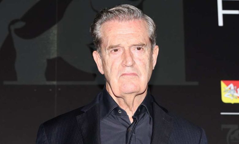 Rupert Everett mengklaim dia dipecat oleh 'Emily in Paris' setelah musim 4 Rupert Everett mengklaim dia dipecat oleh 'Emily in Paris' setelah musim 4