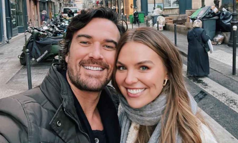 Hannah Brown dan tunangan waktu hubungan Adam Woolard Hannah Brown dan tunangan waktu hubungan Adam Woolard