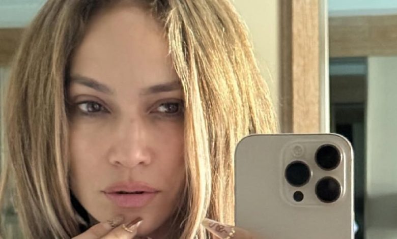 Jennifer Lopez Stuns in Makeup Free Selfie untuk menandai ulang tahunnya yang ke-56 Jennifer Lopez Stuns in Makeup Free Selfie untuk menandai ulang tahunnya yang ke-56
