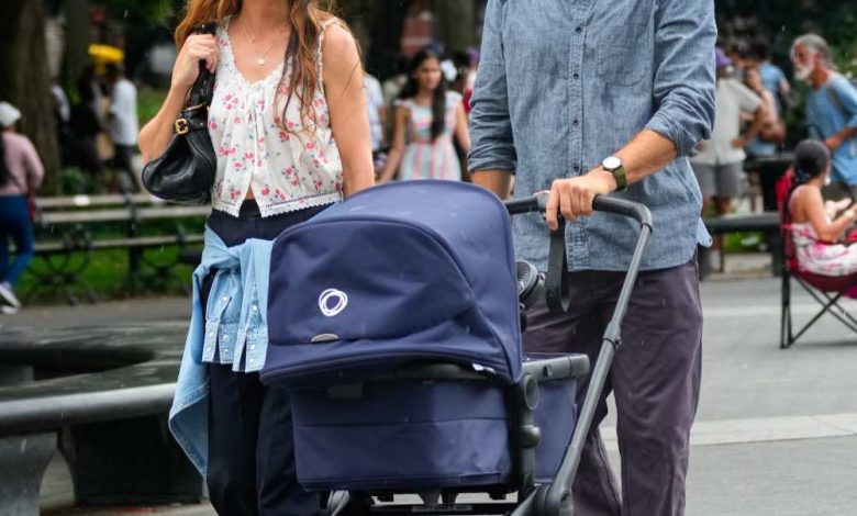 Katie Holmes dan Joshua Jackson Push Baby Stroller syuting 'Happy Hours' Katie Holmes dan Joshua Jackson Push Baby Stroller syuting 'Happy Hours'
