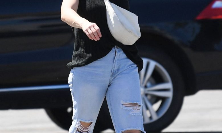 Erika Christensen memamerkan rambut ketiak saat keluar dan sekitar di LA Erika Christensen memamerkan rambut ketiak saat keluar dan sekitar di LA