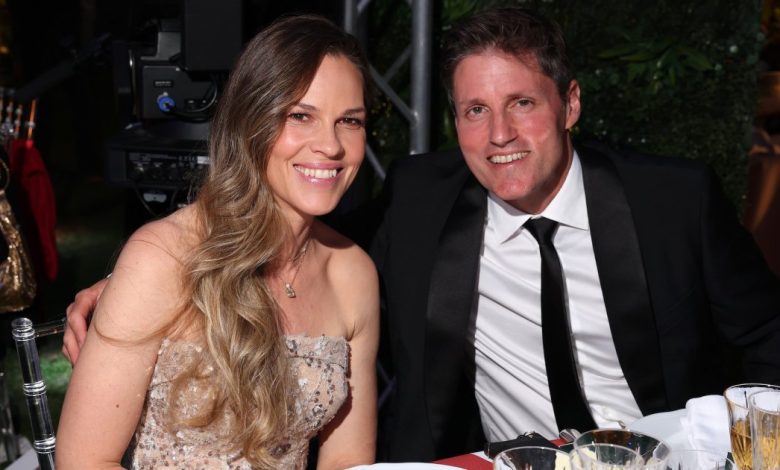 Hilary Swank memiliki malam kencan glam dengan suaminya Philip untuk ulang tahunnya yang ke -51 Hilary Swank memiliki malam kencan glam dengan suaminya Philip untuk ulang tahunnya yang ke -51