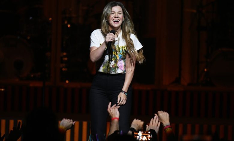 Kelly Clarkson bernyanyi dengan putri Sungai Rose selama pertunjukan Las Vegas Kelly Clarkson bernyanyi dengan putri Sungai Rose selama pertunjukan Las Vegas