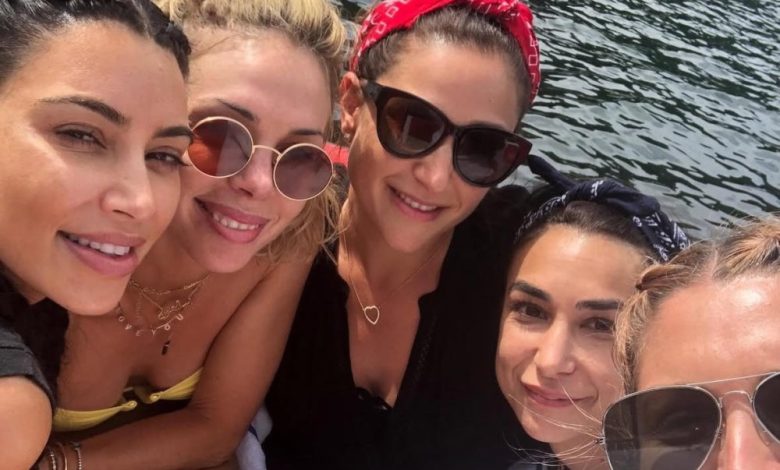 Kim Kardashian Menghormati Ulang Tahun Surgawi Teman 'Lifer' Lindz Kim Kardashian Menghormati Ulang Tahun Surgawi Teman 'Lifer' Lindz