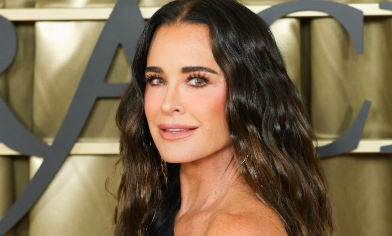 Kyle Richards mengatakan noda bibir virus ini memberi Anda 'warna bibir alami yang indah' Kyle Richards mengatakan noda bibir virus ini memberi Anda 'warna bibir alami yang indah'