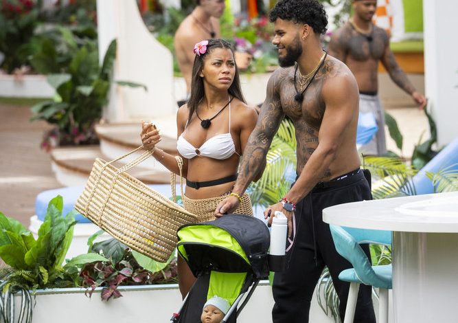 Bryan Love Island USA membandingkan seks dengan Amaya dengan kehilangan 'keperawanannya' Bryan Love Island USA membandingkan seks dengan Amaya dengan kehilangan 'keperawanannya'