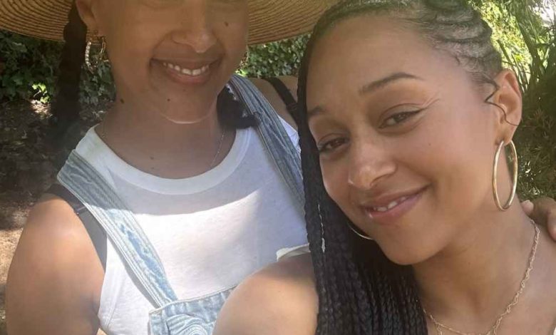 Tia dan Tamera Post Sweet Birthday Tribut untuk menghormati ulang tahun ke -47 mereka