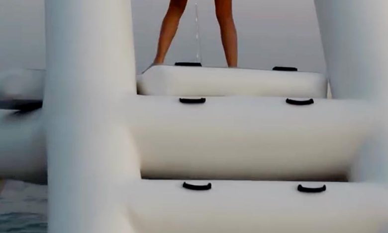 Brooks Nader memanaskan Italia dengan momen topless dan tampilan cowgirl berlian imitasi Brooks Nader memanaskan Italia dengan momen topless dan tampilan cowgirl berlian imitasi