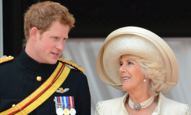 Pasang surut Pangeran Harry dengan ratu ibu tiri Camilla Pasang surut Pangeran Harry dengan ratu ibu tiri Camilla