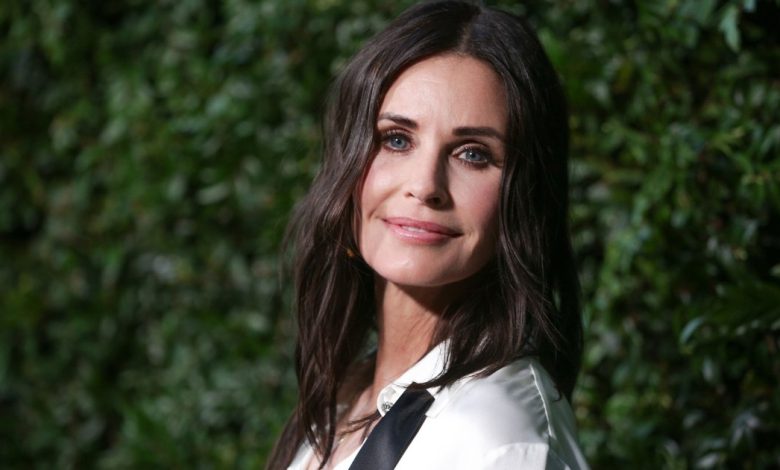 Courteney Cox baru saja membagikan concealer $ 28 serbaguna yang ia gunakan sebagai peretasan kecantikan 2-in-1 Courteney Cox baru saja membagikan concealer $ 28 serbaguna yang ia gunakan sebagai peretasan kecantikan 2-in-1