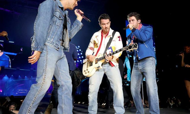 Mantan Joe Jonas dan Demi Lovato bersatu kembali di atas panggung di konser Jonas Brothers Mantan Joe Jonas dan Demi Lovato bersatu kembali di atas panggung di konser Jonas Brothers