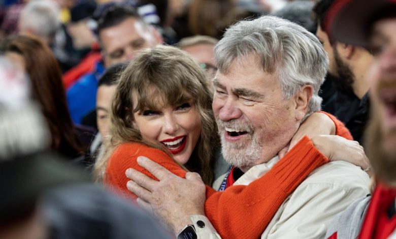 Ed Kelce Mengatakan Travis Kelce Memindahkan Proposal 'Spesial' Taylor Swift Ed Kelce Mengatakan Travis Kelce Memindahkan Proposal 'Spesial' Taylor Swift