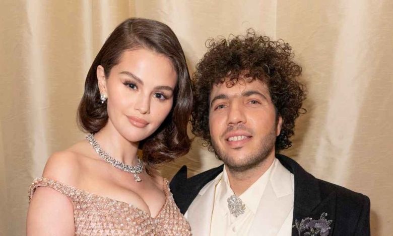 Selena Gomez berbagi foto pda manis ciuman tunangan Benny Blanco Selena Gomez berbagi foto pda manis ciuman tunangan Benny Blanco