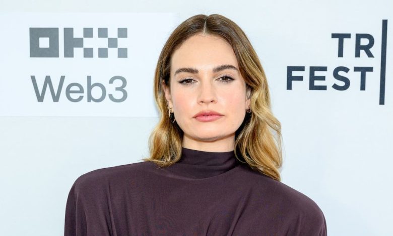 Celebs yang hampir telanjang sambil berpose topless: Lily James, lebih Celebs yang hampir telanjang sambil berpose topless: Lily James, lebih
