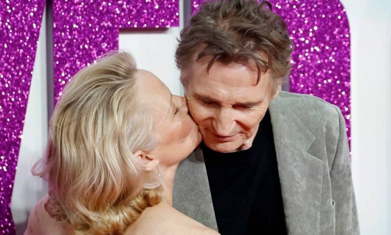 Liam Neeson memberi Pamela Anderson ciuman dahi di promo 'Naked Gun' Liam Neeson memberi Pamela Anderson ciuman dahi di promo 'Naked Gun'