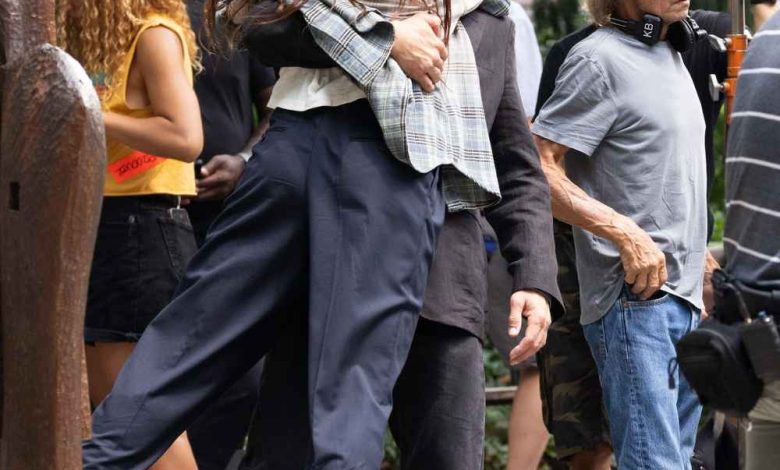 Katie Holmes melompat ke pelukan Joshua Jackson di set 'Happy Hours'