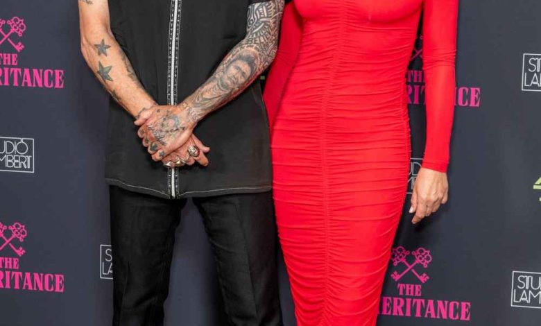 Billy Ray Cyrus dan Elizabeth Hurley Nyaman di karpet merah di tengah romansa Billy Ray Cyrus dan Elizabeth Hurley Nyaman di karpet merah di tengah romansa