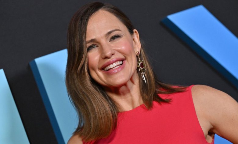 Merek yang dicintai Jennifer Garner ini baru saja meluncurkan serum vitamin C yang mencerahkan kulit yang menua Merek yang dicintai Jennifer Garner ini baru saja meluncurkan serum vitamin C yang mencerahkan kulit yang menua