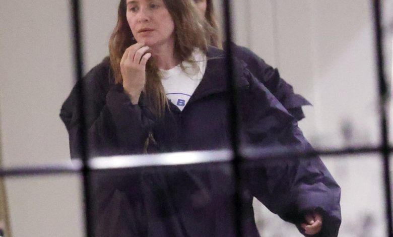 Mary-Kate dan Ashley Olsen terlihat kasual chic selama penampakan saudara yang langka Mary-Kate dan Ashley Olsen terlihat kasual chic selama penampakan saudara yang langka
