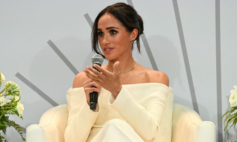 Meghan Markle's Comzy Cardigan Screams 'Montecito Rich Mom' – Nail The Look untuk $ 25 Meghan Markle's Comzy Cardigan Screams 'Montecito Rich Mom' – Nail The Look untuk $ 25