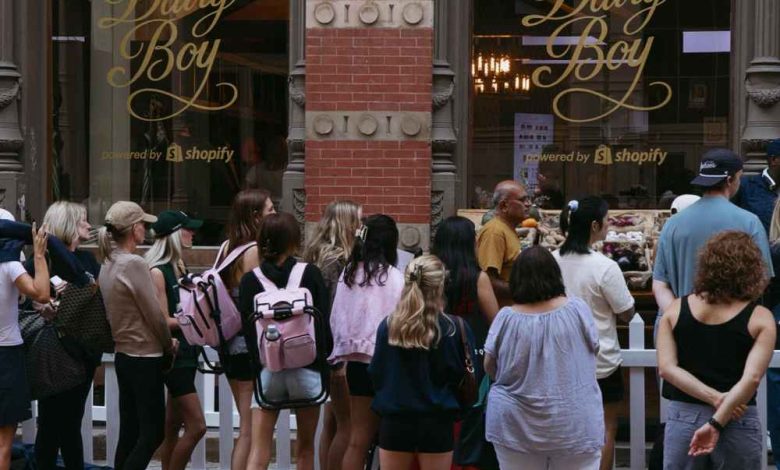 Paige Lorenze menyelenggarakan NYC Dairy Boy Pop-Up untuk Koleksi Evergreen Baru Paige Lorenze menyelenggarakan NYC Dairy Boy Pop-Up untuk Koleksi Evergreen Baru