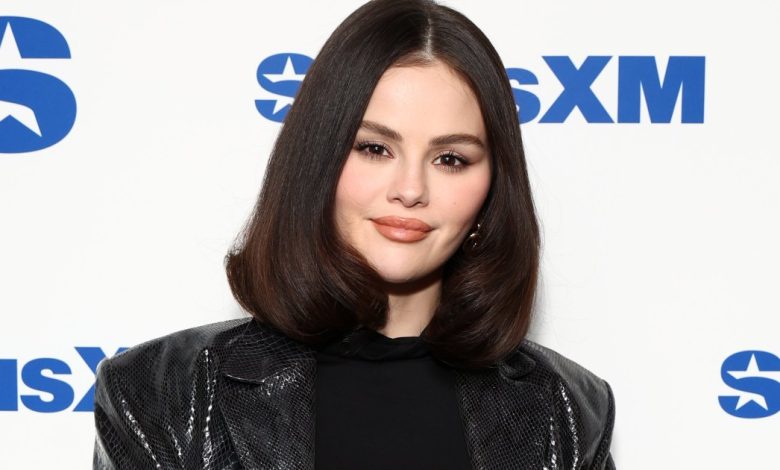 Gaya kardigan uang lama kuku selena gomez seharga $ 350 hanya dengan $ 33