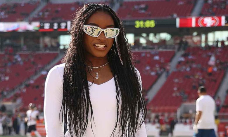 Simone Biles memulai pramusim dengan kemeja jonathan owens yang lucu