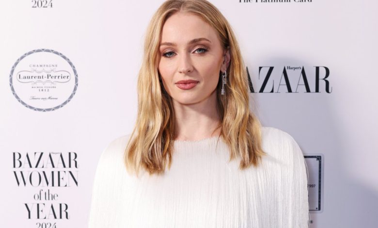 Gaun kulit ular yang bagus Sophie Turner terjual habis, tapi mirip $ 30 ini tidak seperti Gaun kulit ular yang bagus Sophie Turner terjual habis, tapi mirip $ 30 ini tidak seperti