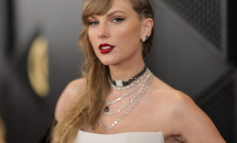 SWIFTION Temukan Koneksi Taylor Swift di Konferensi Pers Travis Kelce SWIFTION Temukan Koneksi Taylor Swift di Konferensi Pers Travis Kelce