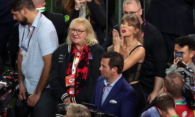 Foto Taylor Swift di Super Bowl yang ditampilkan di dalam Stadion Chiefs Foto Taylor Swift di Super Bowl yang ditampilkan di dalam Stadion Chiefs