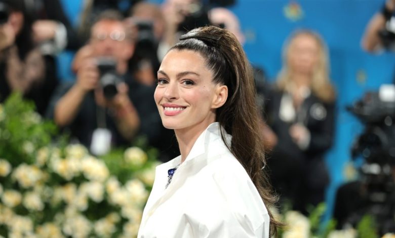Dapatkan gaya tas messenger Anne Hathaway dengan lebih mirip $ 47 di Amazon Dapatkan gaya tas messenger Anne Hathaway dengan lebih mirip $ 47 di Amazon