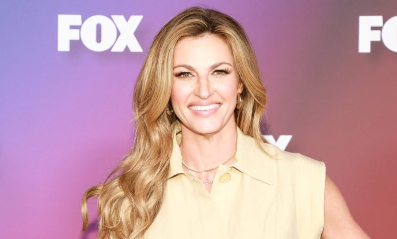 Flyaways sial? Erin Andrews bersumpah dengan tongkat pomade yang menjinakkan rambut yang populer ini Flyaways sial? Erin Andrews bersumpah dengan tongkat pomade yang menjinakkan rambut yang populer ini