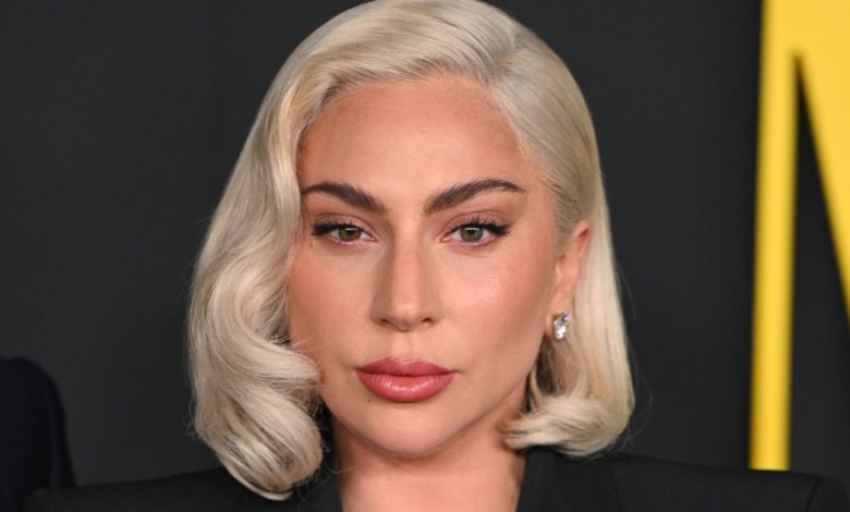 Penata rambut Lady Gaga menggunakan kondisioner dalam ini untuk memperkuat rambut di antara pertunjukan Penata rambut Lady Gaga menggunakan kondisioner dalam ini untuk memperkuat rambut di antara pertunjukan