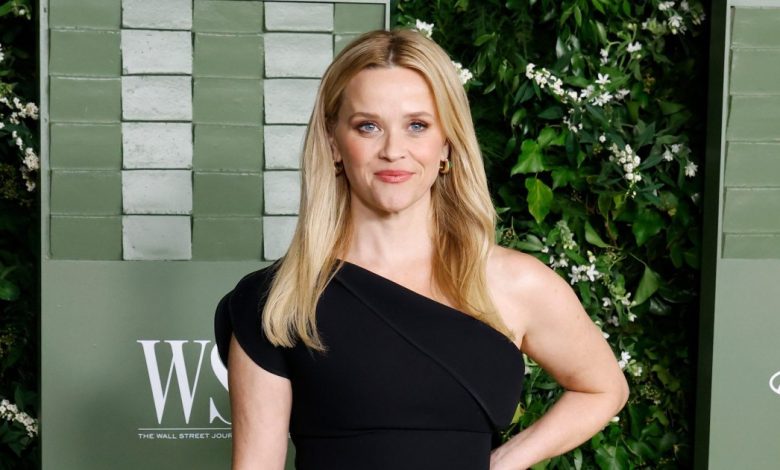 Reese Witherspoon mengenakan kemeja denim berangin, dan sekarang kita membutuhkan satu – tampilan Reese Witherspoon mengenakan kemeja denim berangin, dan sekarang kita membutuhkan satu – tampilan