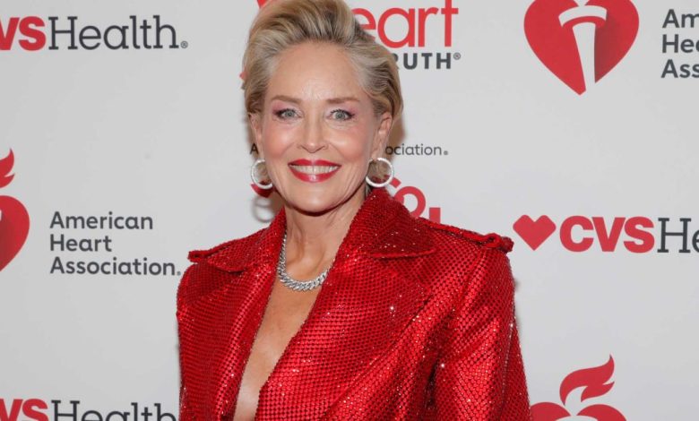 Sharon Stone mengatakan sampo gadis kaya ini 'tumbuh kembali' semua rambutnya yang hilang Sharon Stone mengatakan sampo gadis kaya ini 'tumbuh kembali' semua rambutnya yang hilang