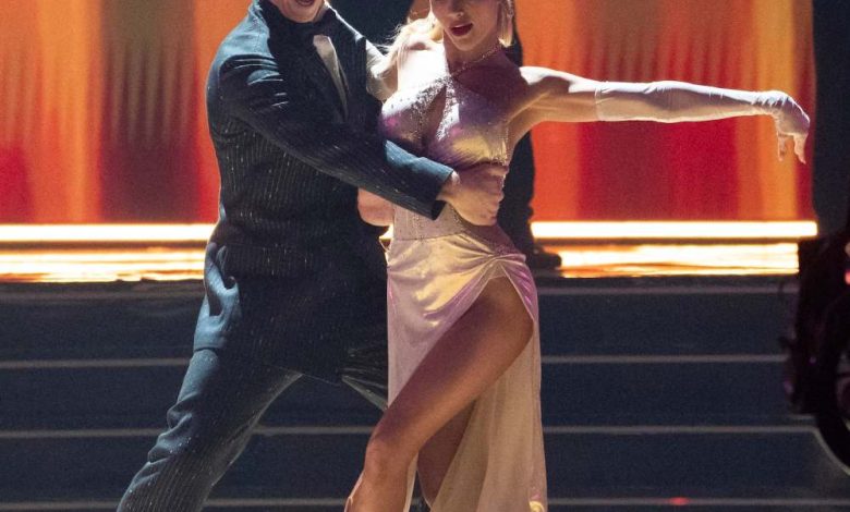 Robert Irwin menjelaskan mengapa dia bernyanyi bersama selama rutinitas 'DWTS' Robert Irwin menjelaskan mengapa dia bernyanyi bersama selama rutinitas 'DWTS'