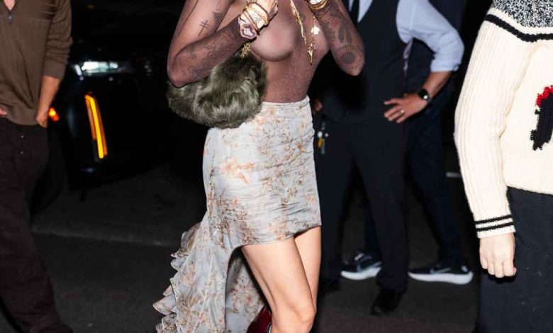 Paris Jackson Goes Braless di atas Racy Sheer Top dan Mini Rok untuk NYFW Paris Jackson Goes Braless di atas Racy Sheer Top dan Mini Rok untuk NYFW
