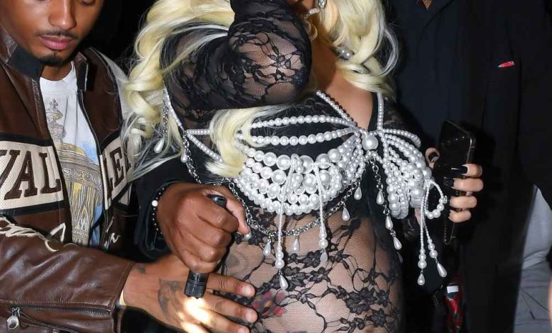 Cardi B memamerkan benjolan bayi di Catsuit renda dan mutiara di acara album Cardi B memamerkan benjolan bayi di Catsuit renda dan mutiara di acara album